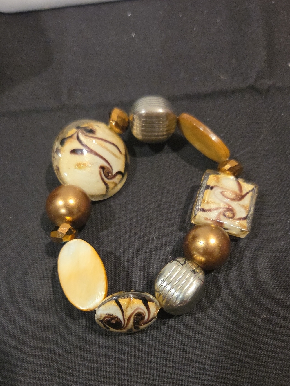 BRACELET WITH MULTICOLOR EARTHTONES AND CLEAR BEADS WITH ABSTRACT DESIGN